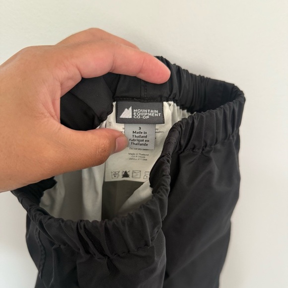 MEC Black Rain Pants with Elastic Cuffs - Picture 4 of 4